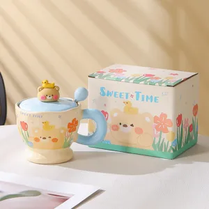 Detailansicht der süßen Keramik Kaffeetasse mit Deckel und Löffel, Bären-Design, Geschenkbox