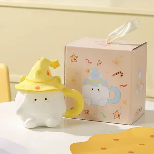 Vue détaillée de tasse en céramique avec chapeau de sorcier, design d'elfe mignon avec boîte cadeau.