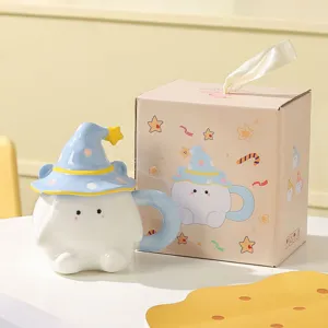 Gros plan détaillé de la charmante tasse à café en céramique avec chapeau de sorcier elfe.