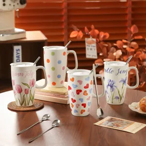 Graziosa tazza in ceramica con coperchio e cucchiaio, motivi floreali per caffè della mattina.