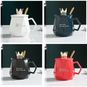 Keramik Kaffeetasse mit Deckel und Löffel, kreatives Kronen-Design, 4 Farben Detail.