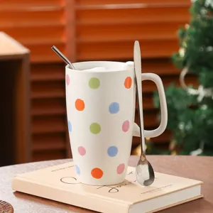 Tazza da caffè in ceramica a pois colorati, elegante tazza di latte carina per la colazione.