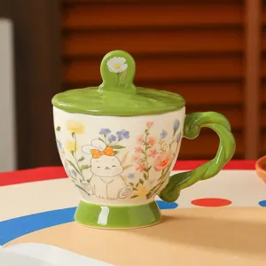 Detailaufnahme der Keramik Tasse mit süßem Hasenmuster, grünem Deckel und schönem Henkel.