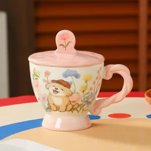 Nahaufnahme der süßen Keramik Kaffeetasse mit Deckel und Hund Blumen Muster für Büro.