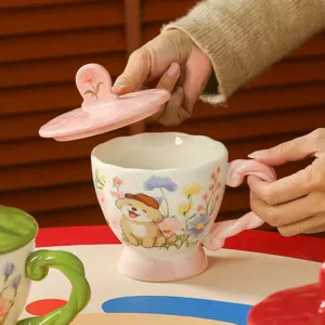 Keramik Kaffeetasse Detailansicht mit niedlichem Blumen Hund Design und rosa Griff, Büro, Heim.