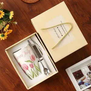 Set tazza ceramica con cucchiaio e cannuccia, motivo tulipano, ideale per la colazione e il caffè.