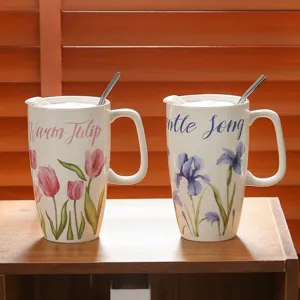 Primo piano dettagliato di tazze alte in ceramica con motivi floreali, coperchi e cucchiai.