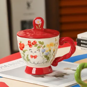Schöne Keramik-Kaffeetasse mit Deckel, süßes Katzen- und Blumenmuster für Büro und Zuhause.
