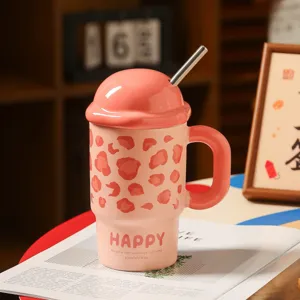 Schöne rosa Keramik Tasse mit Deckel und Strohhalm, trendiges Leo-Muster Design für Kaffee und Wasser.