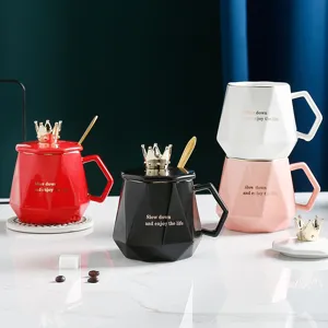 Kreative Keramik Kaffeetasse mit Deckel und Löffel geometrisches Kronendesign Geschenk Tasse