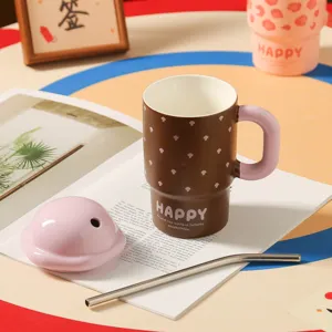 Süße Keramik Tasse mit Deckel braunes Detailfoto für den täglichen Gebrauch zu Hause.