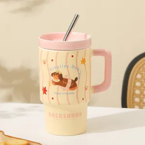 Primo piano tazza caffè bassotto in ceramica, simpatico cucciolo con coperchio rosa.