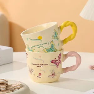 Primo piano dettagliato della tazza in ceramica con stampa di farfalle e manico torto.