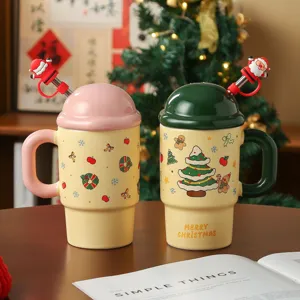 Primo piano dettagliato della tazza in ceramica di Natale con motivo ad albero e cannuccia.
