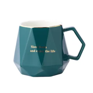 Dunkelgrüne geometrische Keramik Kaffeetasse mit Goldrand und Griff für den täglichen Gebrauch.