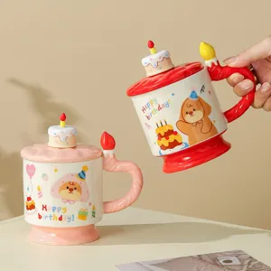 Süße Keramik Tasse mit Deckel und Kerzen Henkel, Geburtstagskuchen Design, ästhetische Kaffeetasse.