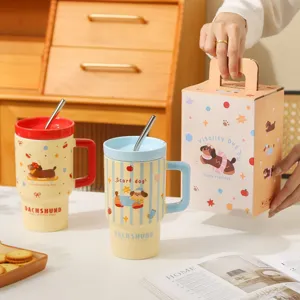 Vista di dettaglio della tazza in ceramica bassotto carina con scatola regalo e coperchio.