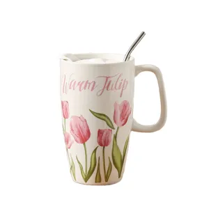 Tazza da caffè in ceramica con coperchio e cucchiaio, grazioso design tulipano rosa per acqua.