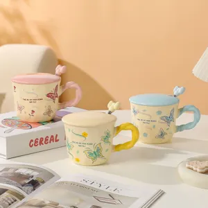 Deliziosa tazza in ceramica farfalla dettaglio, tazza caffè pastello con coperchio e cucchiaio.
