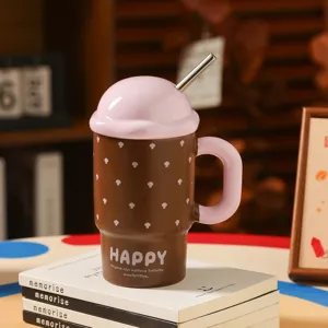 Süße Keramik-Kaffeetasse mit rosa Deckel und Strohhalm, braunes Muster für den Alltag.