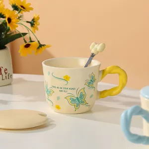 Vista dettagliata tazza da ceramica gialla con farfalle e cucchiaio coordinato