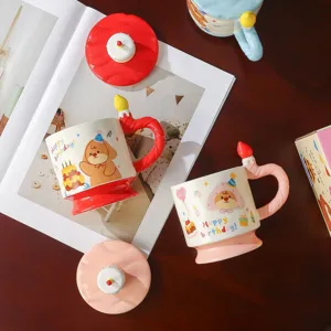 Detailansicht der niedlichen Cartoon-Keramik-Tasse mit Deckel, Kerzengriff, ideales Geschenk.