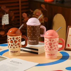 Niedliche Keramik Tasse mit Eiscreme Deckel und Strohhalm, kreatives Leopardenmuster Design.