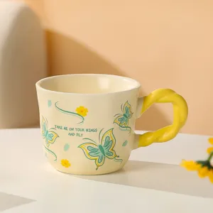 Tazza in ceramica con farfalla carina e manico giallo, tazza da caffè estetica per la casa.