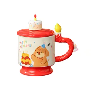Süße Cartoon Keramiktasse mit Geburtstagskuchendeckel und Kerzengriff für den täglichen Gebrauch.