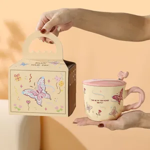 Tazza in ceramica a farfalla con coperchio e cucchiaio in elegante confezione regalo.