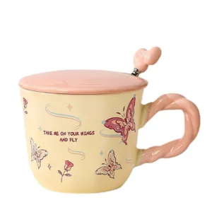Carina tazza di ceramica vista principale con coperchio rosa, cucchiaio e motivo a farfalla.