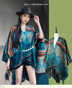Estilo etnico poncho capa estampada detalle mostrando calida bufanda tejida moda invierno viaje.
