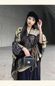 Detalle de capa cálida con estampado étnico, poncho de invierno bohemio acogedor.