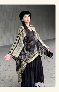 Capa chal de invierno cálida con patrón étnico usada por modelo al aire libre moda prenda exterior