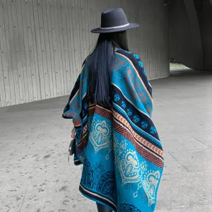 Estilo étnico mujer invierno cálido punto capa chal poncho con patrones clásicos.