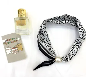 Foulard en soie imprimé léopard avec boucle aimantée en perle, accessoire de cou et collier.