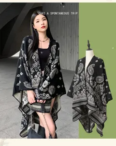 Etnischer Paisley Strick Schal Umhang für Damen, stilvoller schwarz-weißer warmer Umhang.