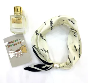 Détail écharpe en soie avec fermoir aimanté perlé, foulard décoratif élégant pour femmes.