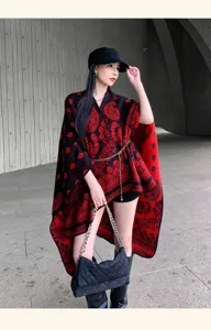 Detailaufnahme des ethnischen schwarz-roten Paisley Strick-Umhangs für Damen, warmer Poncho.