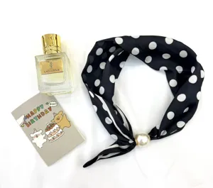 Écharpe en soie à pois noir et blanc élégante avec boucle magnétique en perle pour femmes