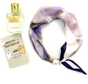 Vue détail foulard en soie pour femme avec boucle aimantée perle design floral élégant cou