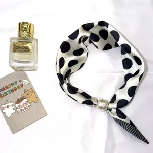 Foulard en soie à pois noirs et blancs tendance avec boucle magnétique en perle, principal