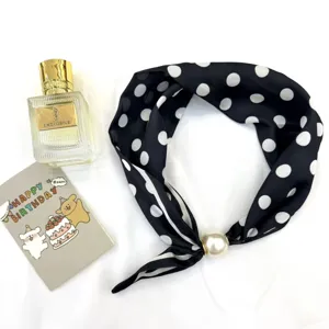 Foulard en soie à pois noirs et blancs avec élégante boucle aimantée en perle mode.