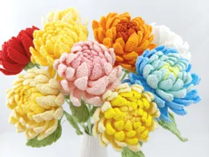 Bouquet de fleurs de dahlias colorés au crochet fait main, détail idéal pour décoration maison.