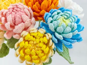 Détail de bouquet de fleurs de dahlia coloré en crochet fait main, art floral en fil exquis.