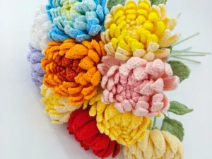 Bouquet de fleurs de dahlia au crochet fait main détail gros plan, arrangement de fil coloré.