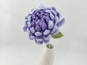 Magnifique bouquet de fleurs de dahlia dégradé violet au crochet, beau décor.
