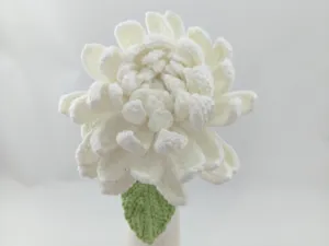 Détail de fleur de dahlia blanche au crochet fait main, bel artisanat en fil de laine.