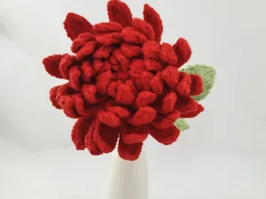 Bouquet de fleurs de dahlia rouge au crochet fait main, art floral en fil pour déco.