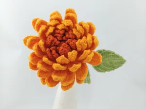 Détail de fleur de dahlia dégradé au crochet fait main, exquise décoration florale.